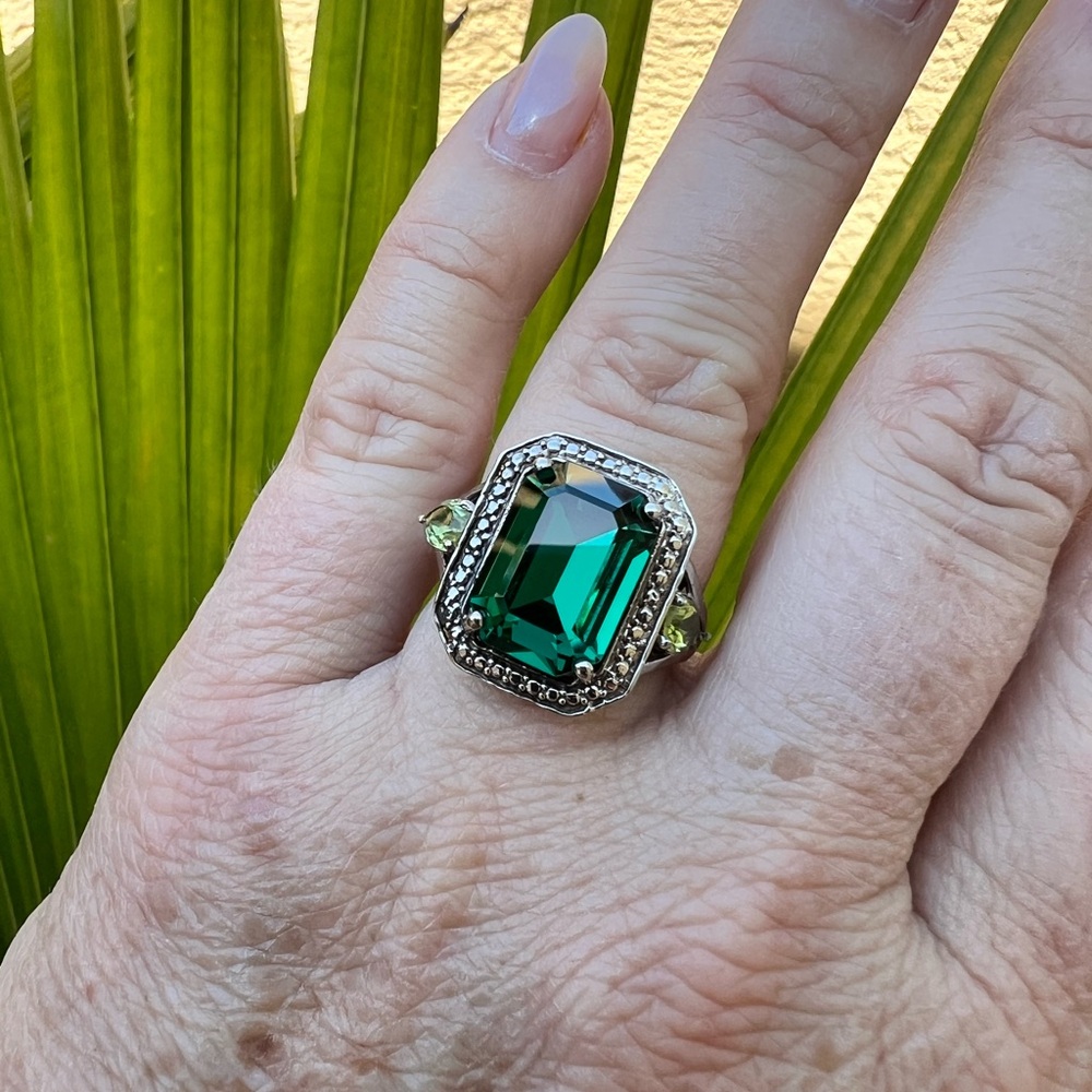 Elegant Green Gemstone Ring - Size 7